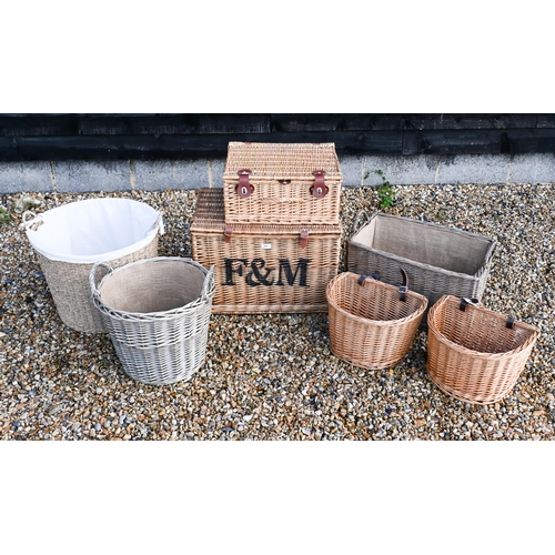 189 - A large Fortnum & Mason wicker hamper basket to/w a smaller graduating set of four picnic hamper... 