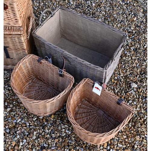 189 - A large Fortnum & Mason wicker hamper basket to/w a smaller graduating set of four picnic hamper... 