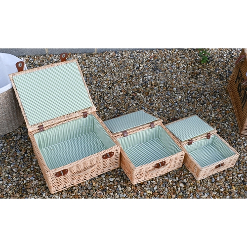 189 - A large Fortnum & Mason wicker hamper basket to/w a smaller graduating set of four picnic hamper... 