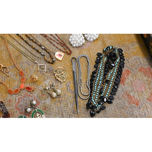 466 - A collection of vintage and later costume jewellery including beads, brooches, earrings, hair clips ... 