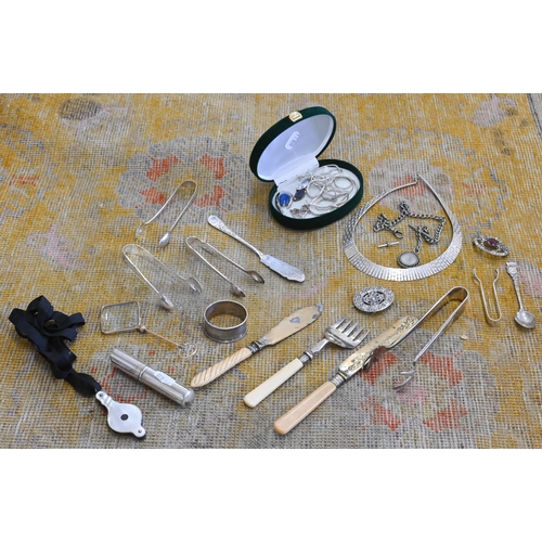 468 - Collection of silver jewellery items, silver napkin ring, various ep sugar nips, Victorian silver fi... 