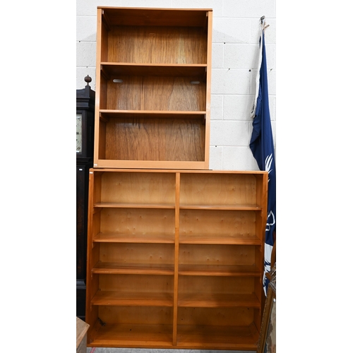 100 - A modern open bookcase with four fixed shelves, 138 cm x 30 cm x 125 cm h to/w a similar smaller exa... 