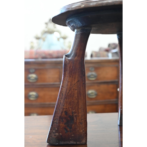 462 - An unusual small occasional table, the circular walnut top supported by three military rifle-butts, ... 