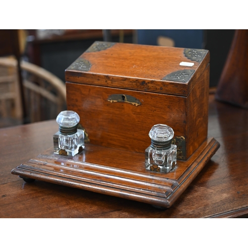 464 - An antique oak stationery box/inkstand with brass mounts, 28 cm wide