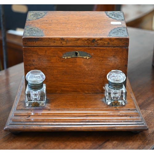 464 - An antique oak stationery box/inkstand with brass mounts, 28 cm wide