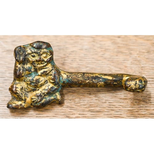 484 - A Chinese gilt bronze belt hook in the Han dynasty manner cast with a kneeling figure and serpents, ... 