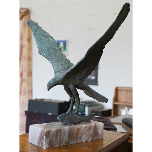 487 - Margot Wilde - A composite group of an eagle catching a fish, on marble plinth 46 cm high