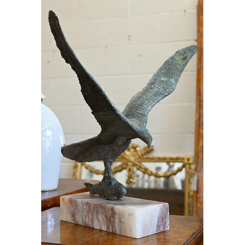 487 - Margot Wilde - A composite group of an eagle catching a fish, on marble plinth 46 cm high