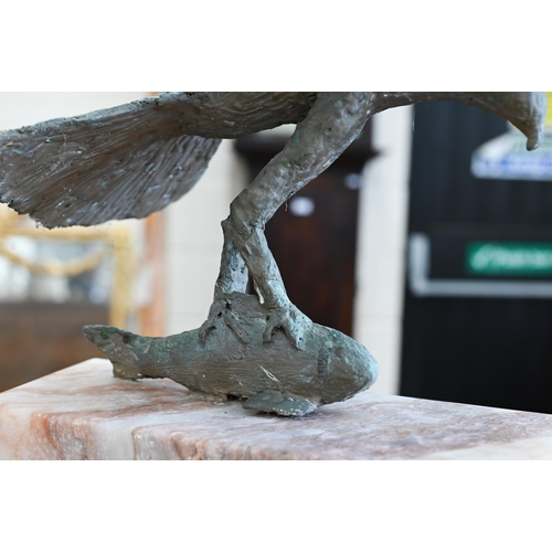 487 - Margot Wilde - A composite group of an eagle catching a fish, on marble plinth 46 cm high