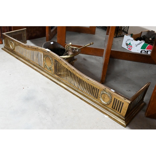 513 - An early 20th century pierced brass fender with neoclassical garlands (internal measurement 130 cm w... 