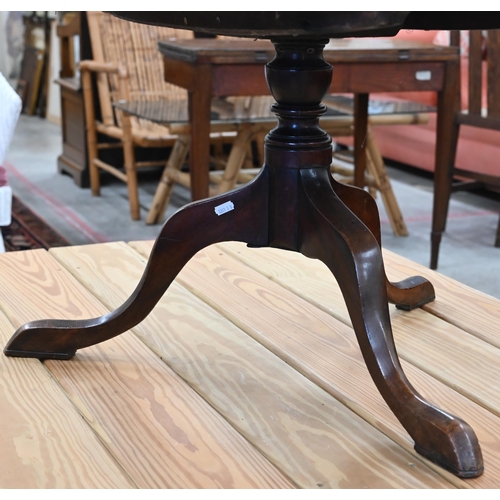 86 - An antique circular mahogany occasional table on tripod base, 80 cm diam x 48 cm high