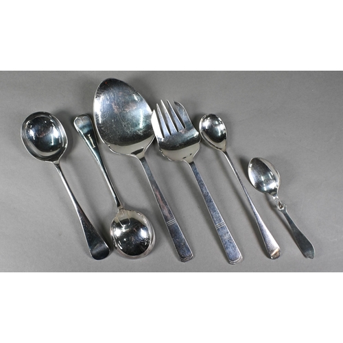 15 - An Edwardian Elkington & Co oak canteen fitted with a set of twelve each electroplated dessert k... 