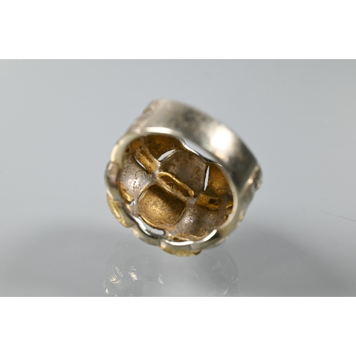 223 - A contemporary yellow and white metal ring of plaited design, stamped 750, size N, approx 8.7g