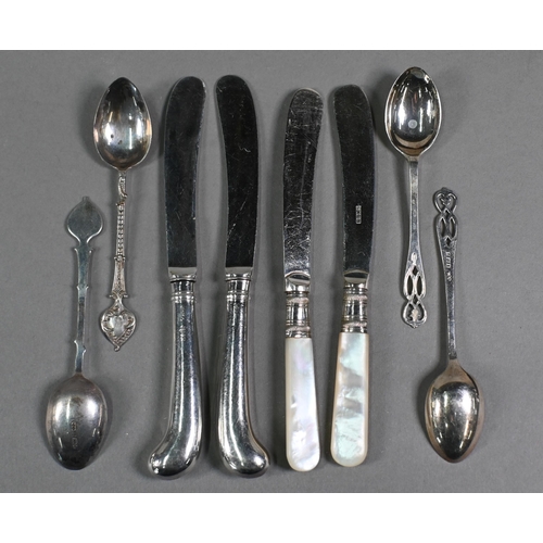 24 - A silver sauce boat on hoof feet, Birmingham 1935, to/w two cased sets of teaspoons and other silver... 