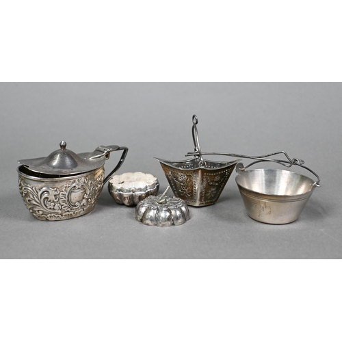 29 - A Victorian silver half-reeded sugar basin with engraved decoration, Dobson & Sons, London 1883 ... 