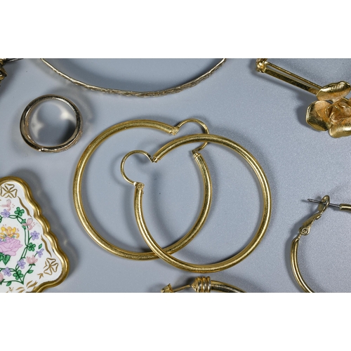 302A - A collection of gilt metal and yellow metal jewellery items including earrings, chains etc, white me... 