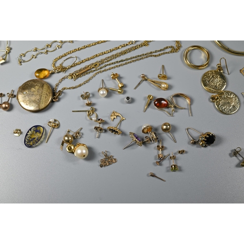 302A - A collection of gilt metal and yellow metal jewellery items including earrings, chains etc, white me... 