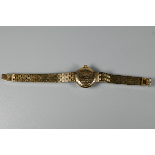 328 - A ladies 9ct gold Accurist bracelet watch, manual movement, the gilt dial with Roman numerals, the c... 