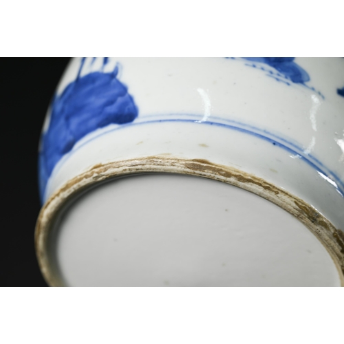 362 - A Chinese Kangxi style blue and white rouleau vase painted in rich tones of underglaze blue with a c... 