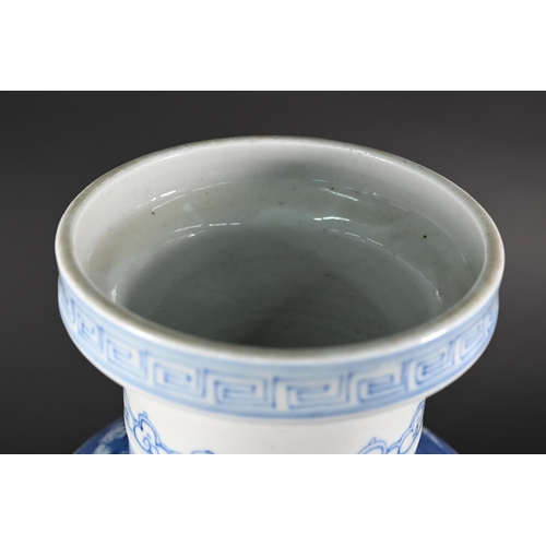 362 - A Chinese Kangxi style blue and white rouleau vase painted in rich tones of underglaze blue with a c... 