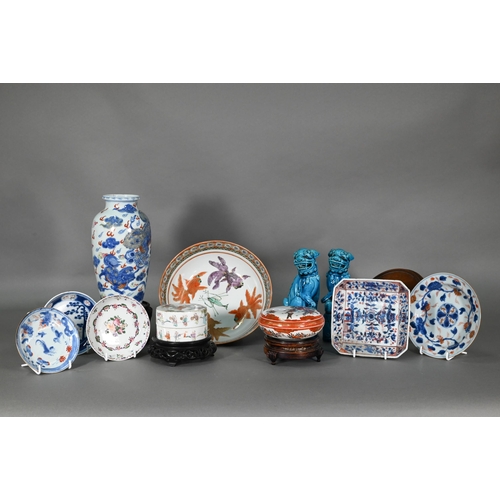 372 - A small collection of 18th century and later Chinese ceramics including a blue and white vase painte... 