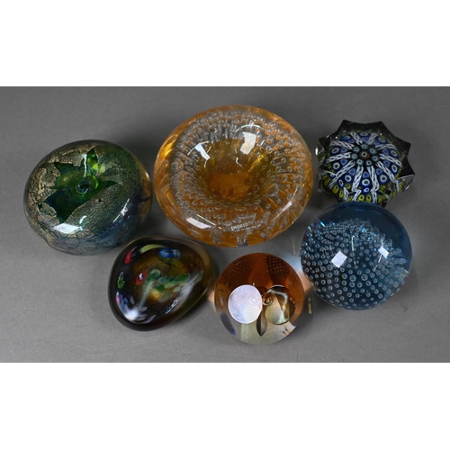 421 - Various studio glass and other paperweights, including Strathearn, Holmgaard, William Manson, Gler, ... 