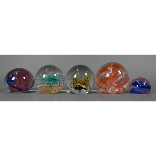 421 - Various studio glass and other paperweights, including Strathearn, Holmgaard, William Manson, Gler, ... 