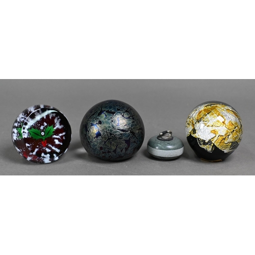 421 - Various studio glass and other paperweights, including Strathearn, Holmgaard, William Manson, Gler, ... 