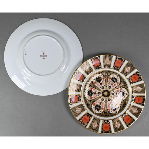 498 - A set of six Royal Crown Derby Imari 23 cm plates, 1970, to/w a pair of tea cups and saucers (10)Pla... 