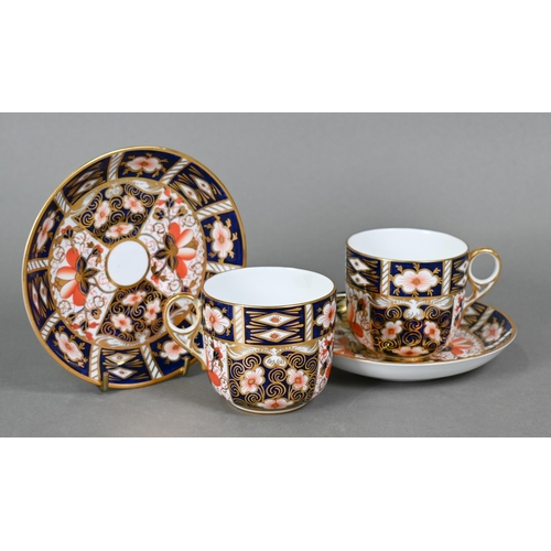 498 - A set of six Royal Crown Derby Imari 23 cm plates, 1970, to/w a pair of tea cups and saucers (10)Pla... 