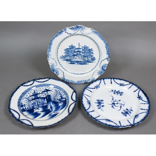 507 - Three Georgian Liverpool pearlware plates with underglaze decoration, 25 cm approx. - Lois Roberts C... 