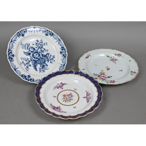 508 - A First Period Worcester 23 cm plate with polychrome painted floral sprays, to/w a dish with polychr... 