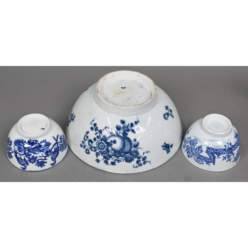 509 - A First Period Worcester blue and white teapot printed with the fence pattern, crescent mark, to/w a... 