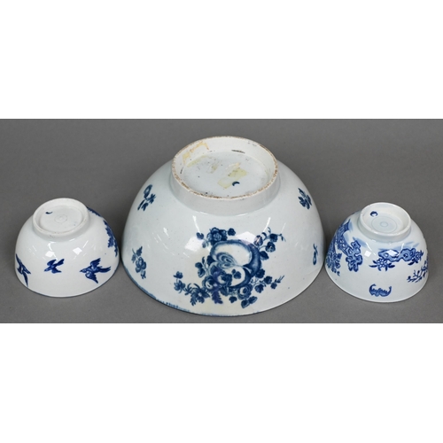 509 - A First Period Worcester blue and white teapot printed with the fence pattern, crescent mark, to/w a... 