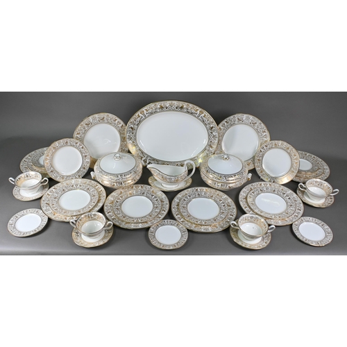 518 - A Wedgwood Gold Florentine dinner service for eight settings, including dinner plates, dessert plate... 