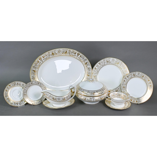 518 - A Wedgwood Gold Florentine dinner service for eight settings, including dinner plates, dessert plate... 