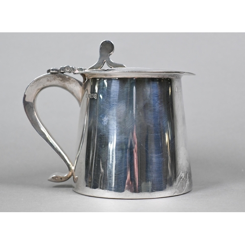 54 - An Edwardian Arts & Crafts silver lidded jug of squat, tapering cylindrical form with flat lid a... 