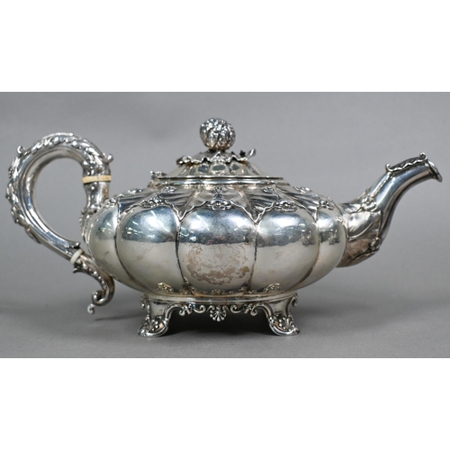 69 - A good quality George IV/William IV matched silver three-piece tea service in the Regency manner, wi... 