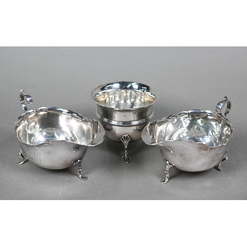 75 - A pair of Edwardian silver sauce boats in the Georgian manner, Sheffield 1907, to/w a somewhat simil... 