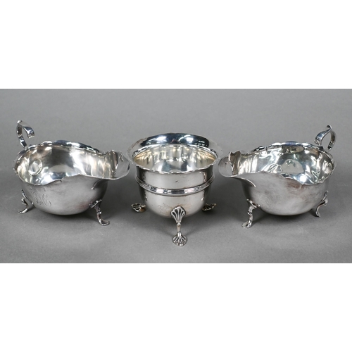 75 - A pair of Edwardian silver sauce boats in the Georgian manner, Sheffield 1907, to/w a somewhat simil... 