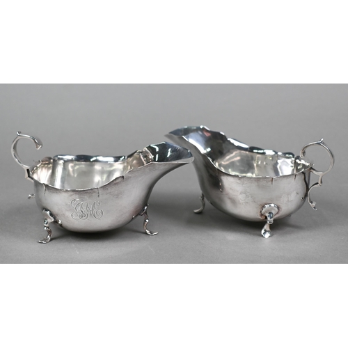75 - A pair of Edwardian silver sauce boats in the Georgian manner, Sheffield 1907, to/w a somewhat simil... 