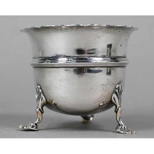 75 - A pair of Edwardian silver sauce boats in the Georgian manner, Sheffield 1907, to/w a somewhat simil... 