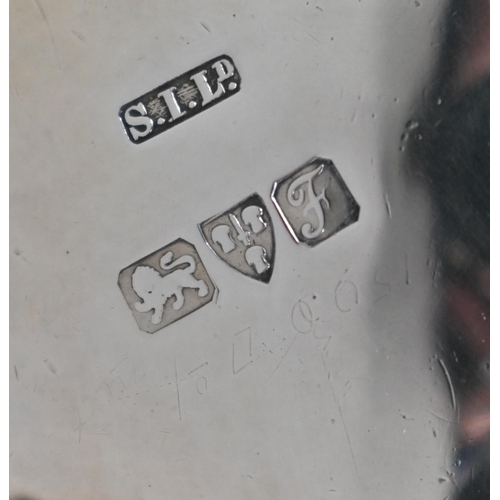 75 - A pair of Edwardian silver sauce boats in the Georgian manner, Sheffield 1907, to/w a somewhat simil... 