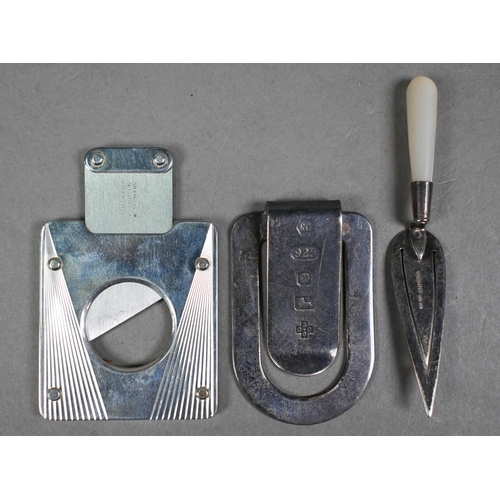82 - A cased silver cigar-cutter, Mappin & Webb, London 2003 (boxed as new), to/w a cased pair of sil... 