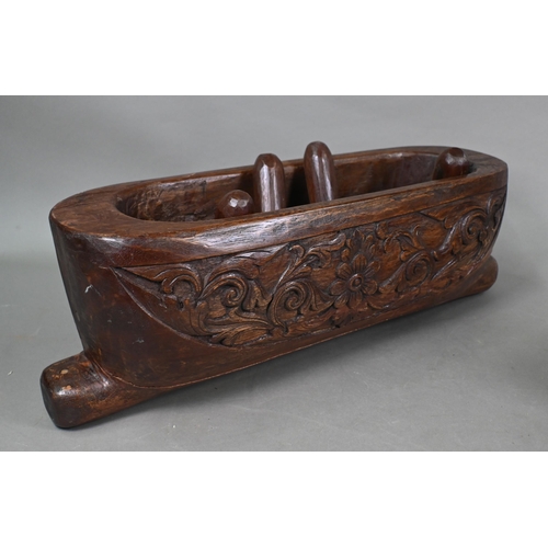 1117 - A Malayan carved wood zoomorphic stool with iron coconut-husker in it's 'mouth', 54 cm long oak, to/... 