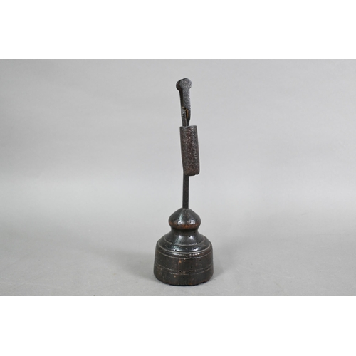 809 - An 18th century wrought iron pivoting rush light holder, raised on a wood block base, 28 cm h, evide... 