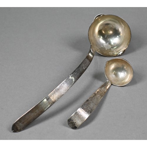 36 - A Mexican silver sauce boat and ladle, stamped 'Sterling', to/w a punch ladle, a pastry slice and an... 