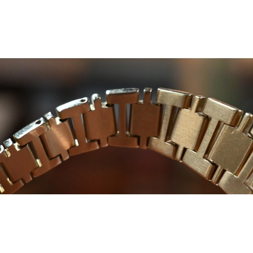 320 - A ladies Patek Phillipe Nautilus 18ct yellow gold bracelet wristwatch, quartz, ref. 4700J, No. 15307... 