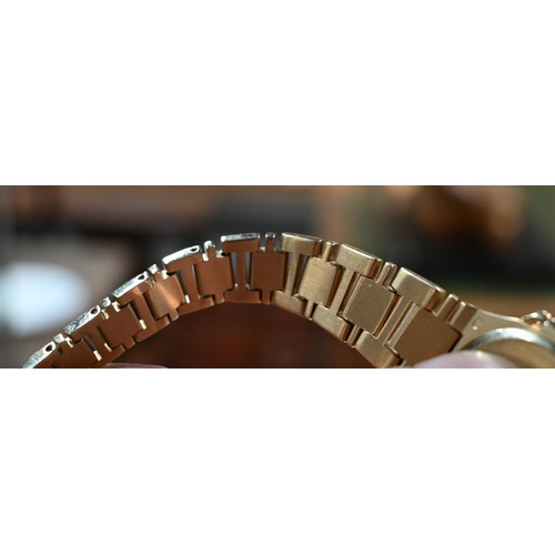 320 - A ladies Patek Phillipe Nautilus 18ct yellow gold bracelet wristwatch, quartz, ref. 4700J, No. 15307... 