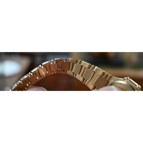 320 - A ladies Patek Phillipe Nautilus 18ct yellow gold bracelet wristwatch, quartz, ref. 4700J, No. 15307... 